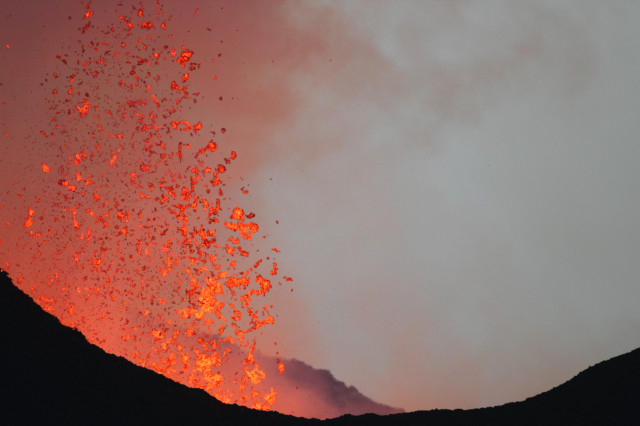 Nyamulagira Yanardağı'nda ateşli parıltı gözlemlendi