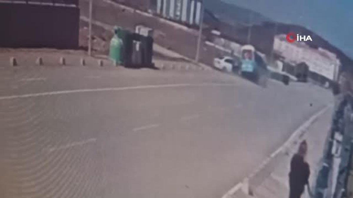 Otomobil minibüse böyle çarptı