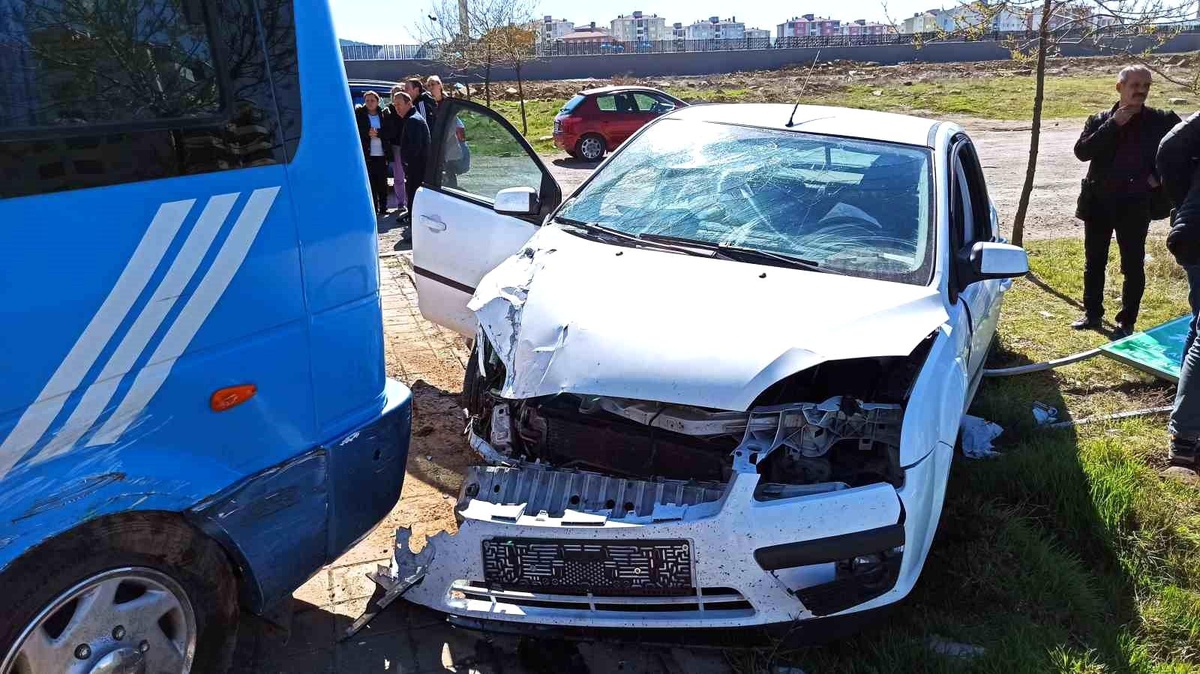Otomobil minibüse çarptı: 1\'i ağır 5 yaralı