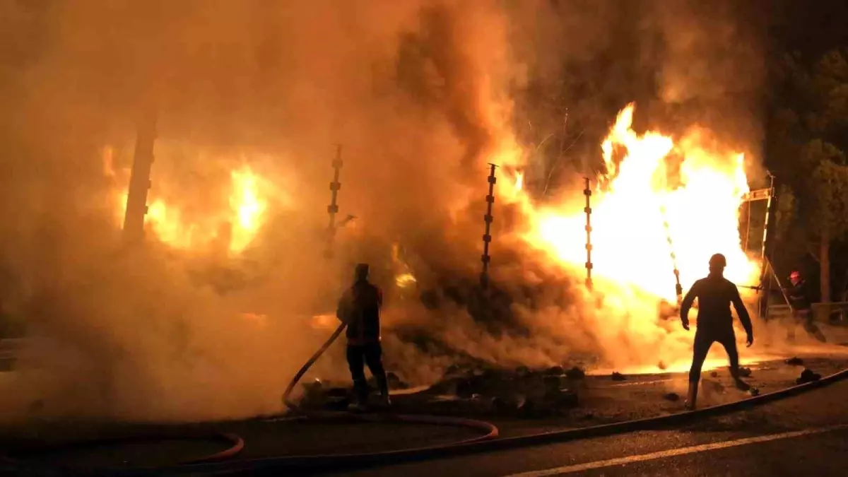 Otoyolda korkutan yangın: İplik yüklü tırın dorsesi küle döndü