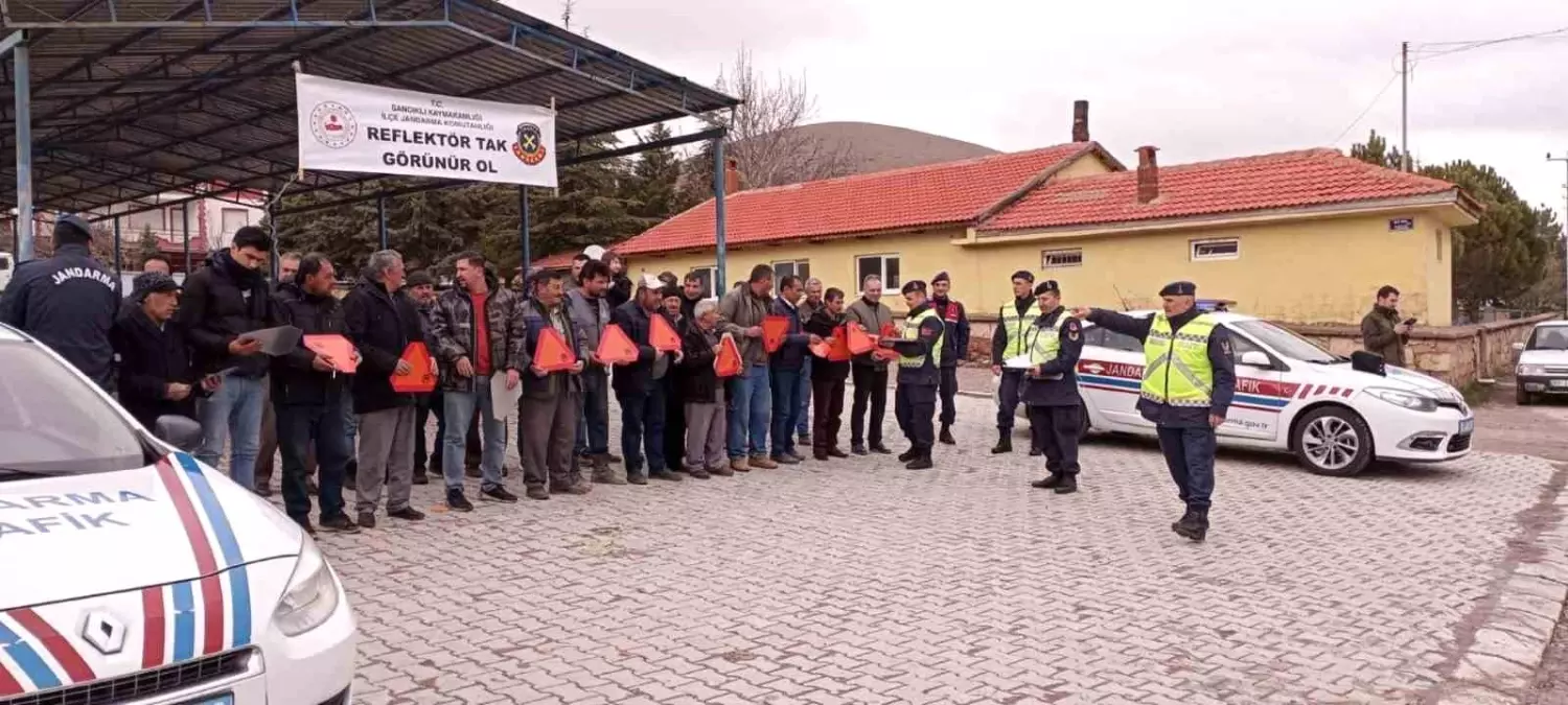 Sandıklı\'da traktörler sürücülerine reflektör dağıtıldı