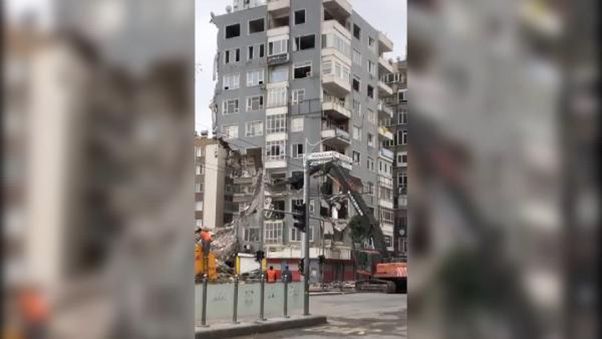 Şanlıurfa\'da 40 yıllık hasarlı bina, 15 saniyede yıkıldı