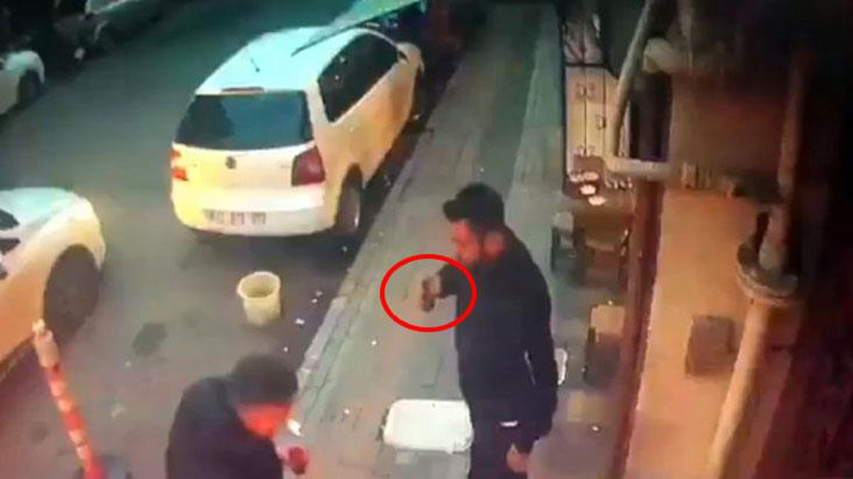 İstanbul'un göbeğinde silahlı saldırı! Olay sonrası hiçbir şey olmamış gibi çaylarını yudumladılar