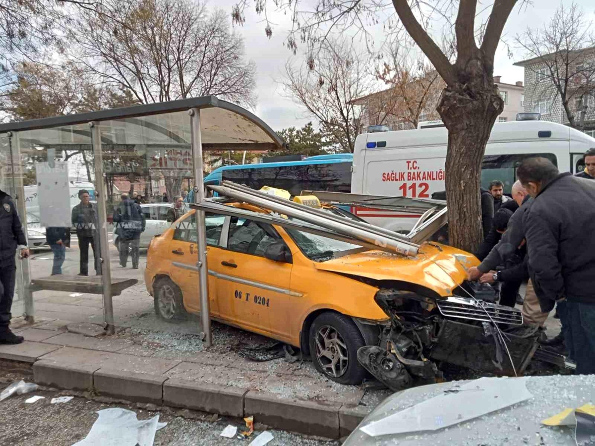 Taksi şoförü yayalara çarpmamak için durağa daldı: 1\'i ağır 6 yaralı