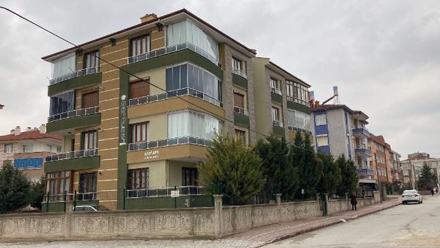 TARTIŞTIĞI ANNESİNİ BIÇAKLAYIP, KENDİNİ EVE KİLİTLEDİ