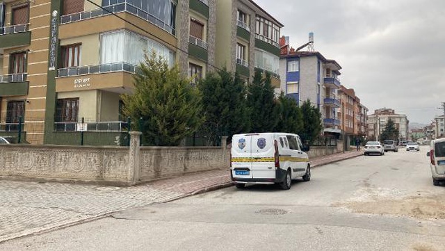 TARTIŞTIĞI ANNESİNİ BIÇAKLAYIP, KENDİNİ EVE KİLİTLEDİ