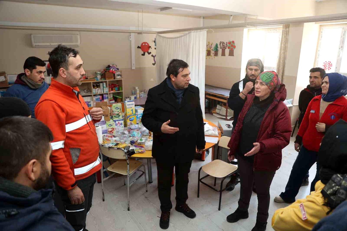 Uşak\'ta depremzede vatandaşlar için çalışmalar sürüyor