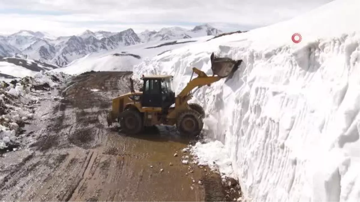 Van'da 5 metreyi bulan karda zorlu yol açma çalışması