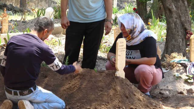 1 aylık bebeğinin annesini 8 kurşunla öldüren koca, ilk duruşmada beraatını istedi: Neden öldürdüğümü kaynanama sorun 1 aylık bebeğinin annesini 8 kurşunla öldüren koca, ilk duruşmada beraatını istedi: Neden öldürdüğümü kaynanama sorun