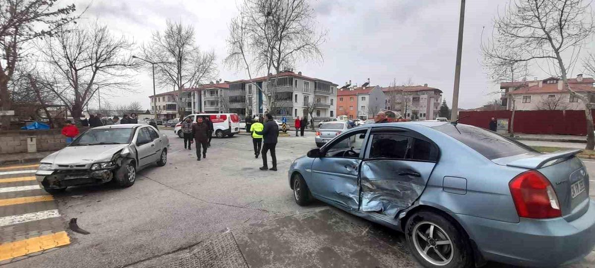 3 araçlı trafik kazası: 1 yaralı