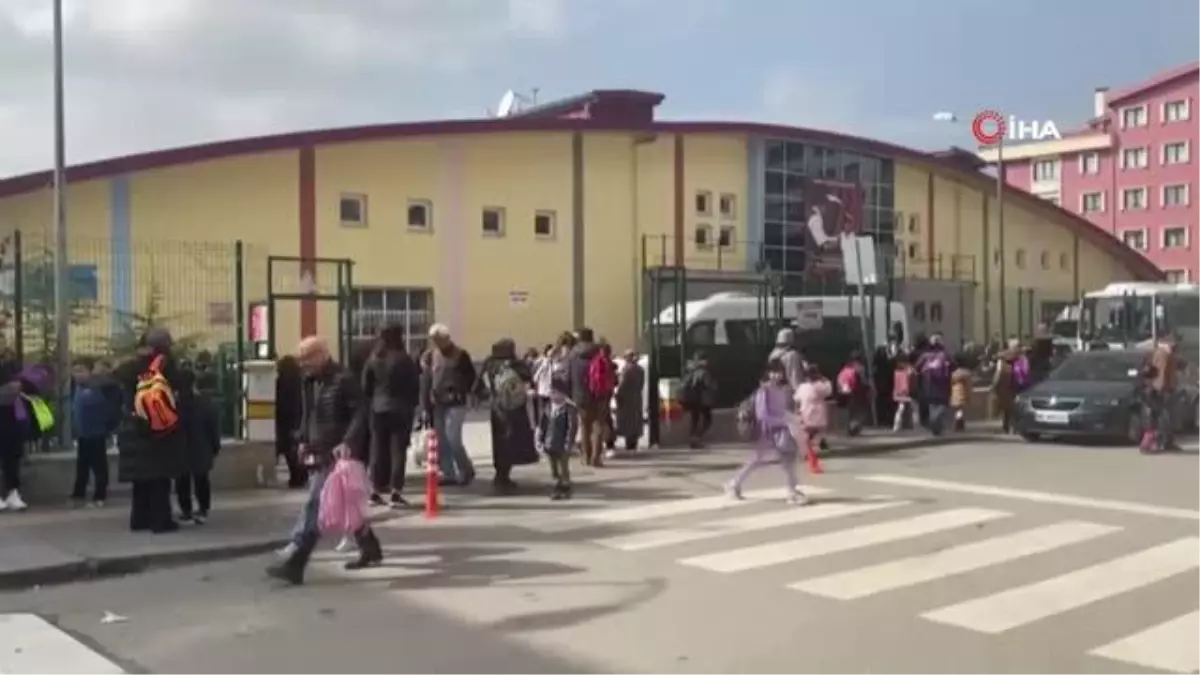 Ankara\'da sinir krizi geçiren şahıs ilkokuldaki 20 kişiyi rehin aldı