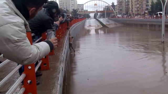 İnanılmaz kurtuluş! Alt geçitte mahsur kalan şahıs, selden böyle kurtuldu