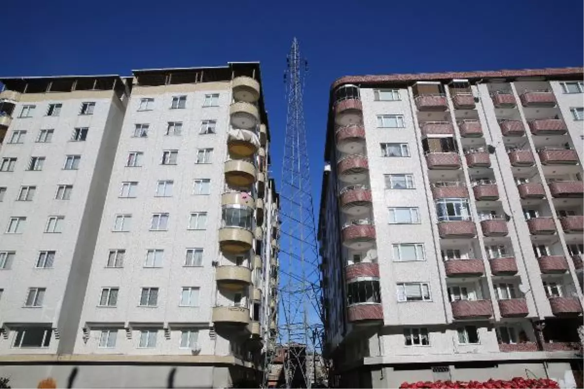 BİNALAR ARASINDAKİ YÜKSEK GERİLİM HATTI DİREĞİ, VİNÇLE KALDIRILDI