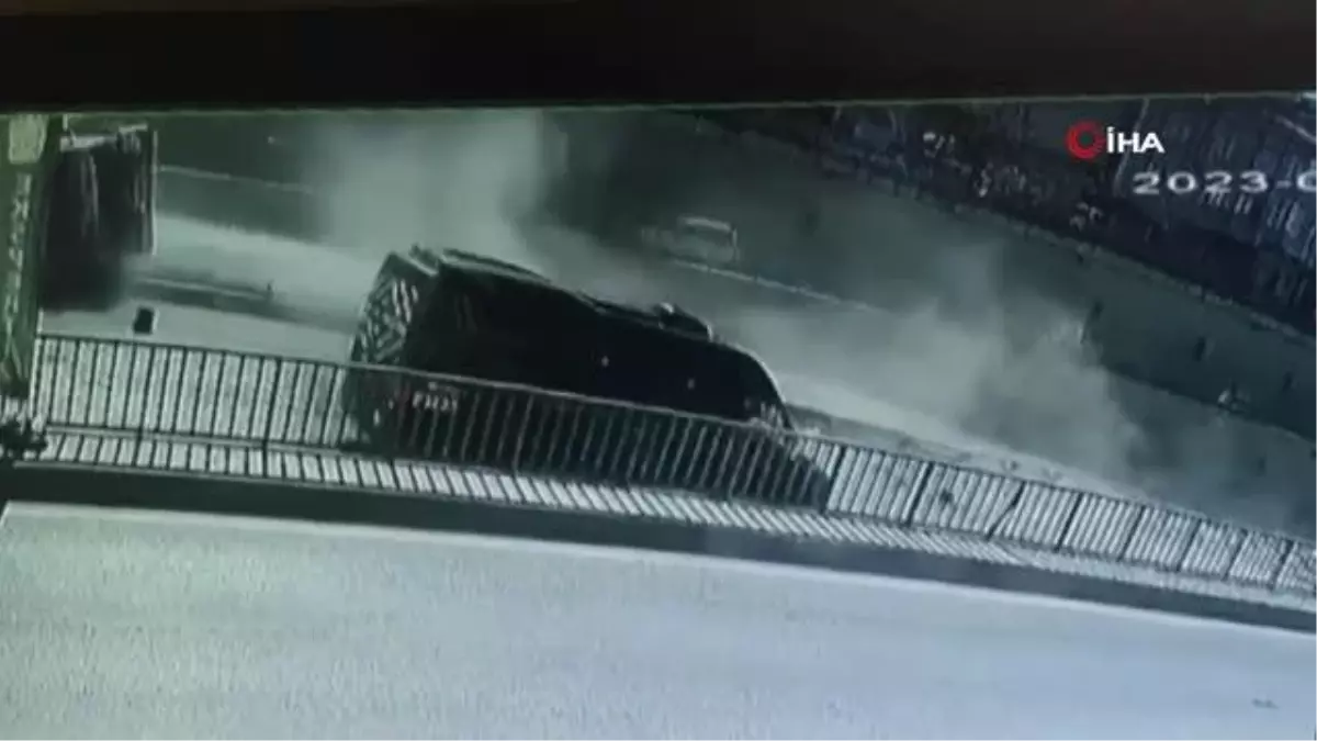 Çekmeköy\'de çöp kamyonu devrildi, şoför araçta sıkıştı: O anlar kamerada