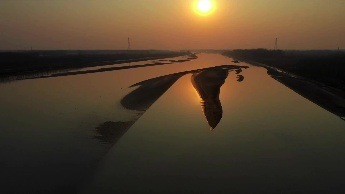 Çin\'in Sarı Nehir\'inde Güneş Işınları "Kum Sanatı" Oluşturdu