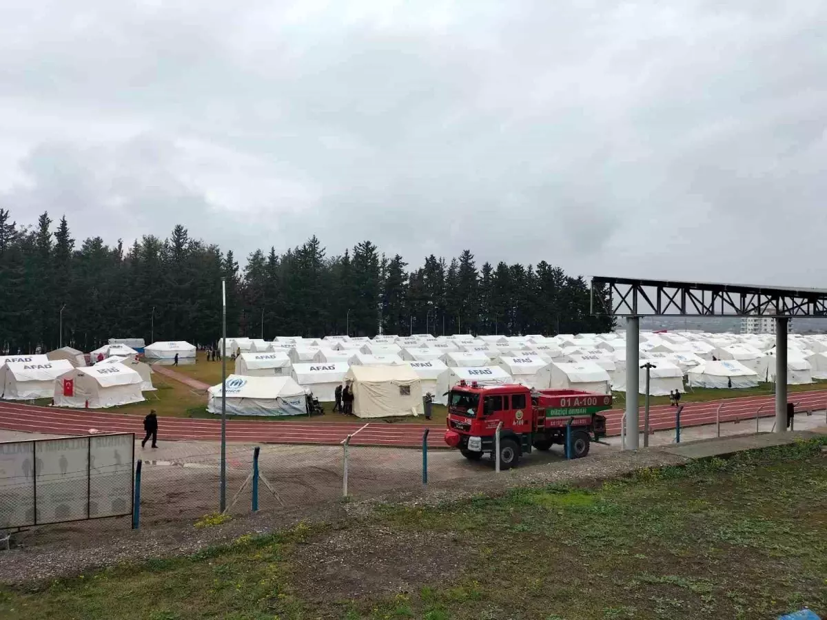 Depremzedeler, yağışlı havaya rağmen hayat mücadelesini sürdürüyor