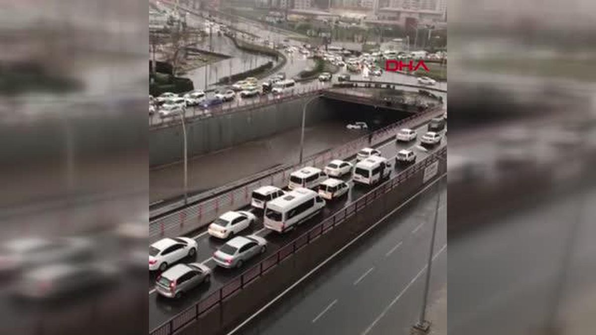 DİYARBAKIR'DA KUVVETLİ YAĞIŞ ALT GEÇİDİ VE BAZI EVLERİ SU BASTI, APARTMAN TAHLİYE EDİLDİ