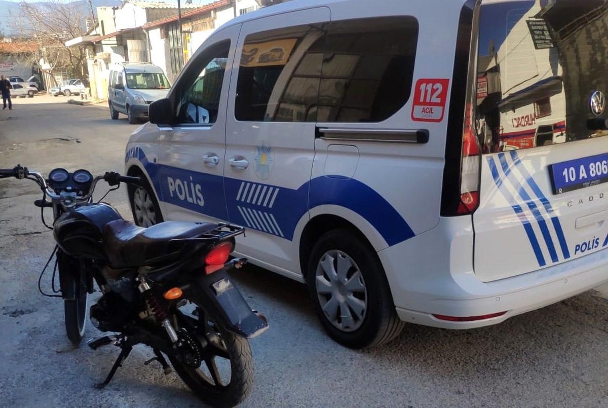 Edremit\'te çaldıkları motosiklete binerken yakalandılar