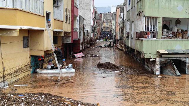 Sel felaketinde evlerinde mahsur kalan vatandaşlar, botlarla kurtarıldı Sel felaketinde evlerinde mahsur kalan vatandaşlar, botlarla kurtarıldı