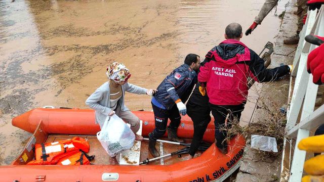 Sel felaketinde evlerinde mahsur kalan vatandaşlar, botlarla kurtarıldı Sel felaketinde evlerinde mahsur kalan vatandaşlar, botlarla kurtarıldı