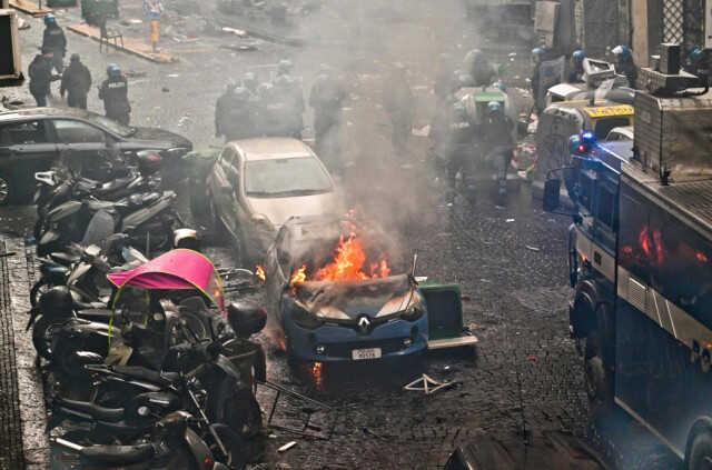 Film sahnesi değil! Alman taraftarlar, Napoli'yi ateşe verdi