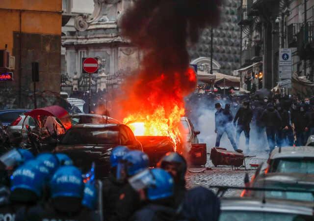 Film sahnesi değil! Alman taraftarlar, Napoli'yi ateşe verdi