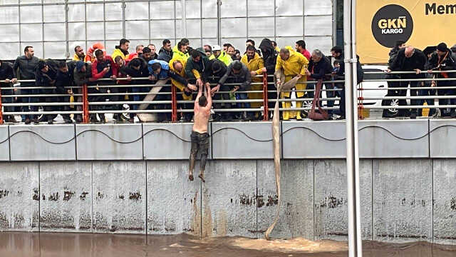 İnanılmaz kurtuluş! Alt geçitte mahsur kalan şahıs, selden böyle kurtuldu