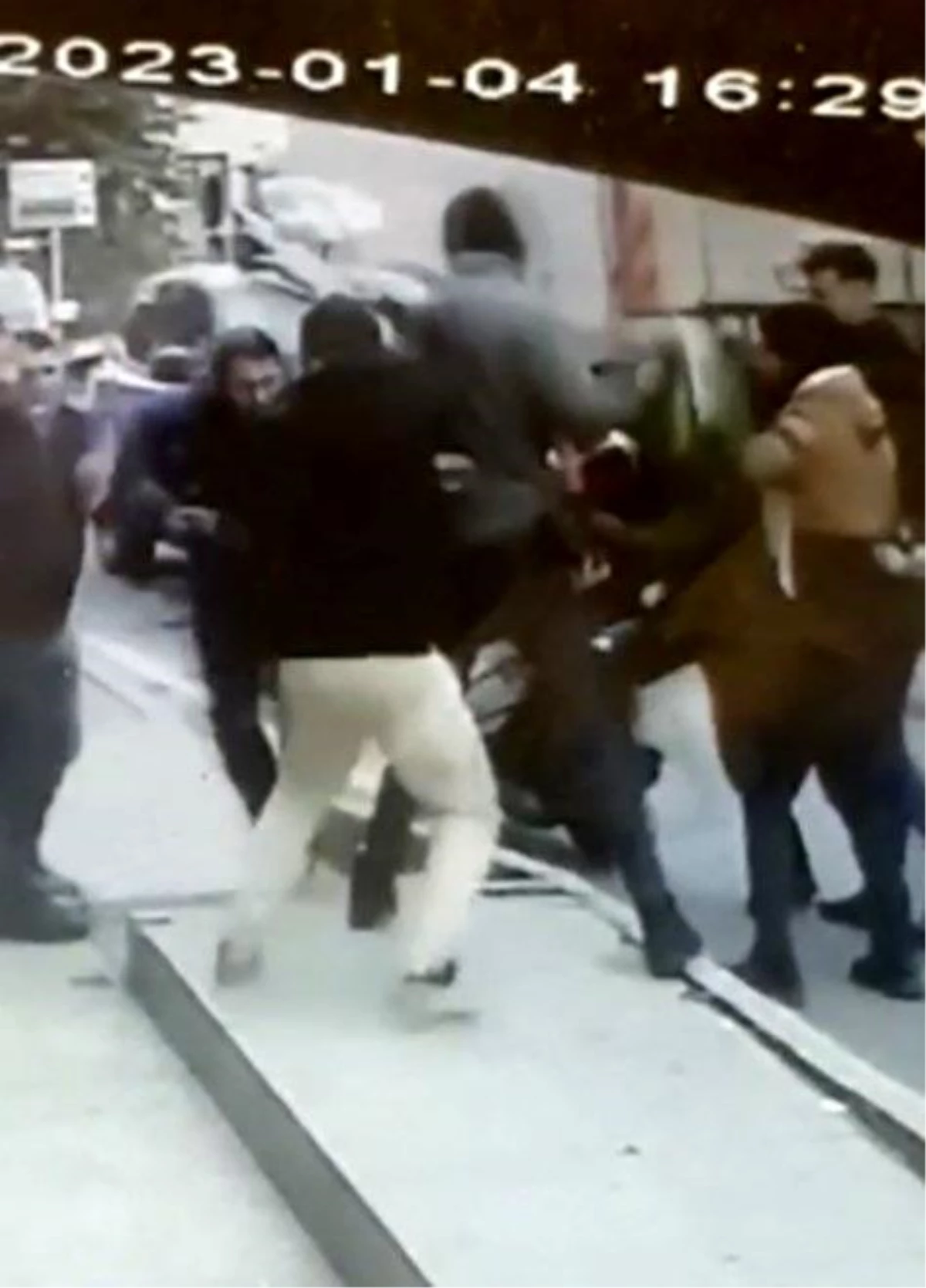 İstanbul\'da trafik tartışması sonrası kavga kamerada: Baskına gelip bıçaklandılar