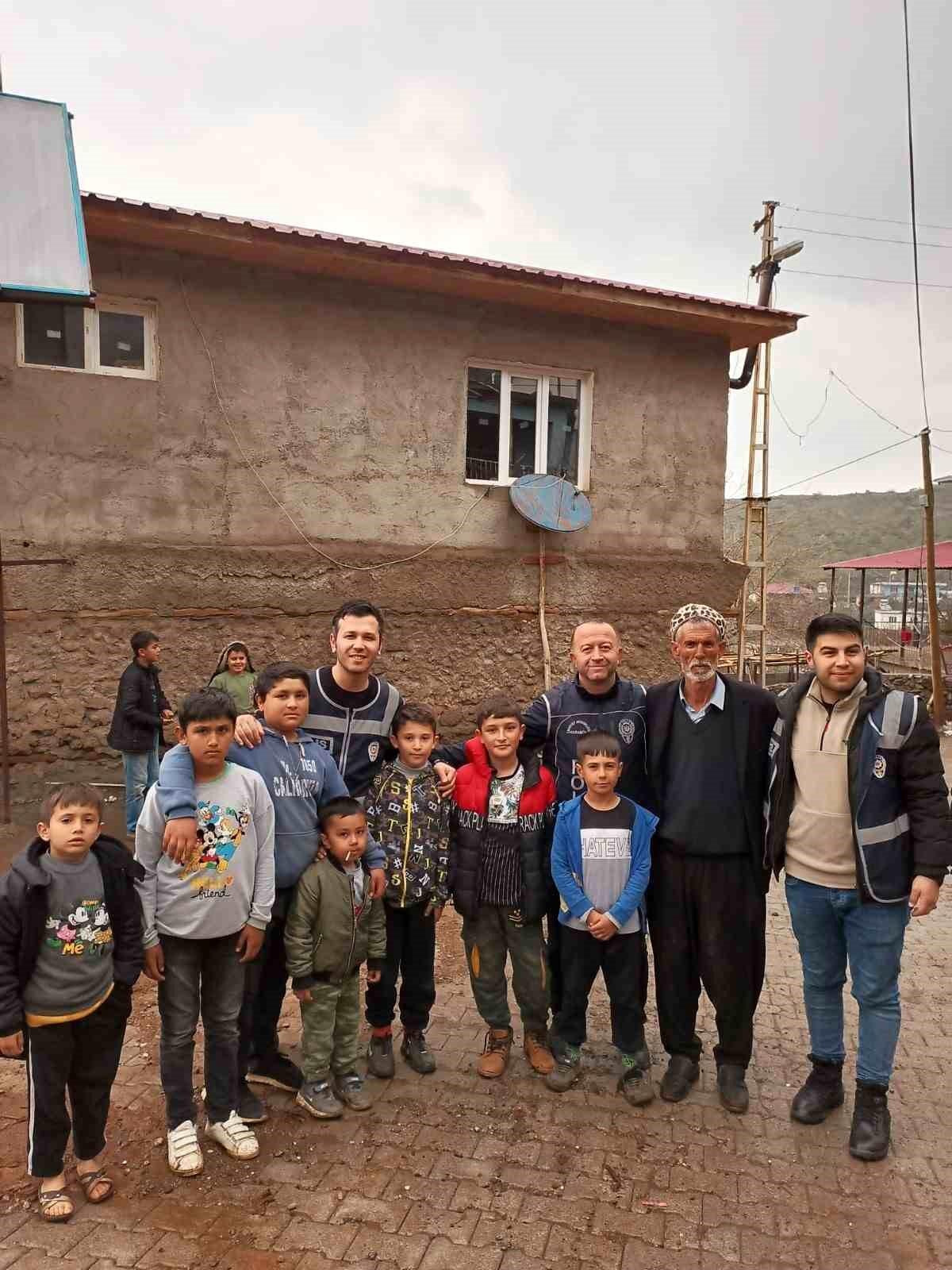 Karabük Emniyeti yaraları sarmaya yardım ediyor
