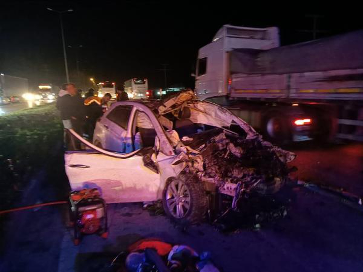 Karşı şeride geçen otomobil ile kamyon çarpıştı; 1 ölü, 2 yaralı
