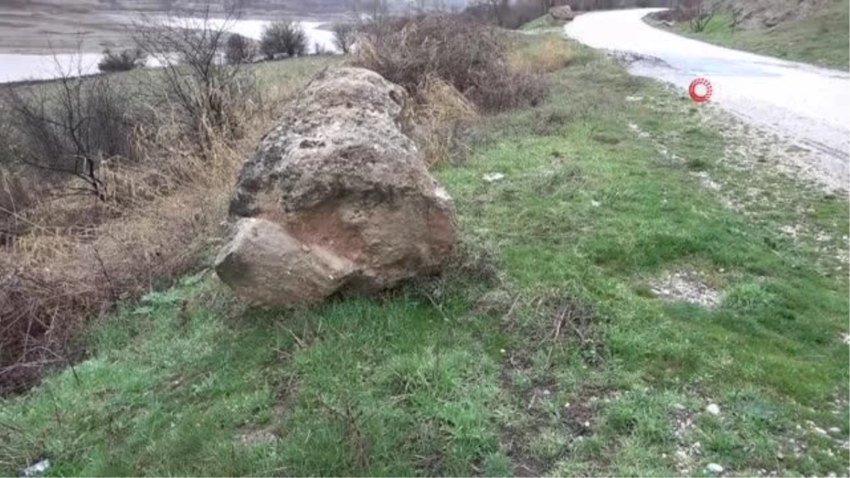 Malatya\'da sağanak heyelana neden oldu: Dev kayalar yola savruldu