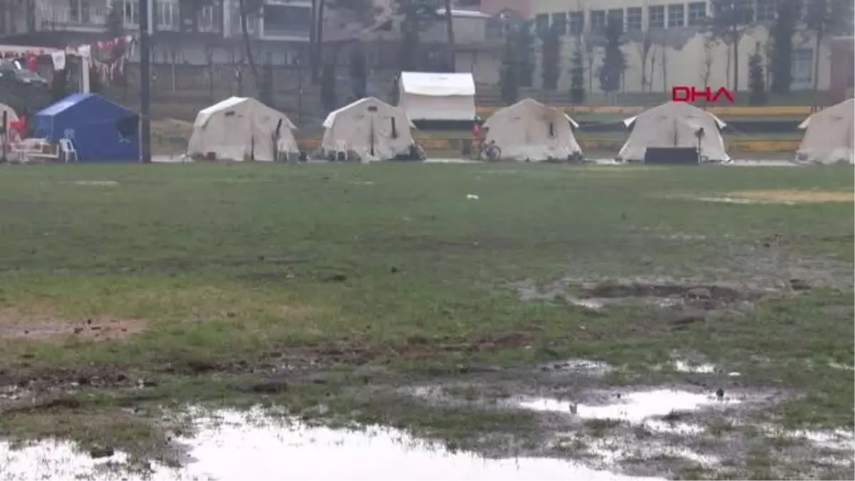 MALATYA'DA YAĞMURUN ETKİLEDİĞİ DEPREMZEDELERİN KONTEYNER İSTEĞİ