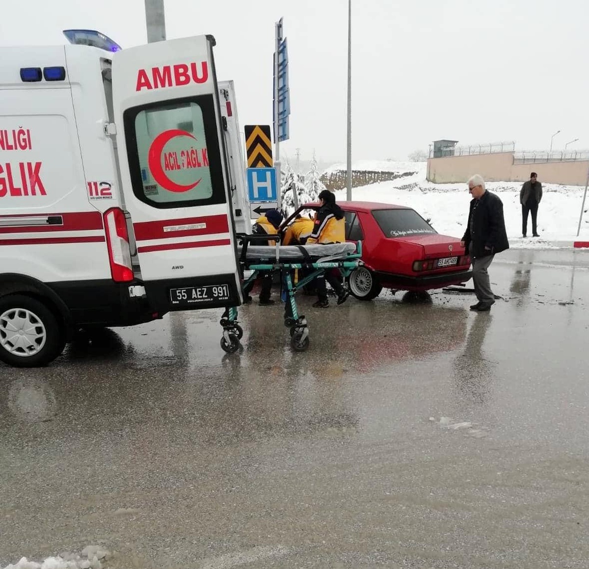 Minibüs ile otomobil çarpıştı: 1 yaralı
