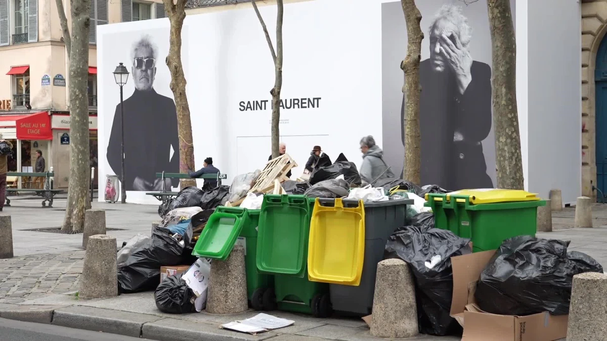Paris\'te Temizlik İşçilerinin Grevi Sürerken Sokaklarda Çöp Yığınları Oluştu