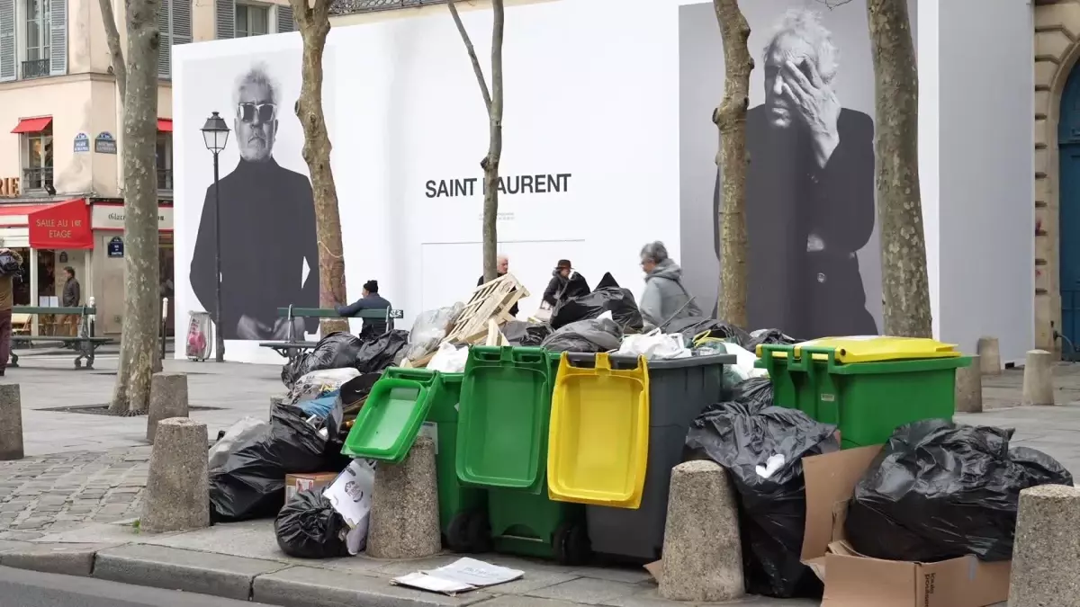 Paris\'te Temizlik İşçilerinin Grevi Sürerken Sokaklarda Çöp Yığınları Oluştu