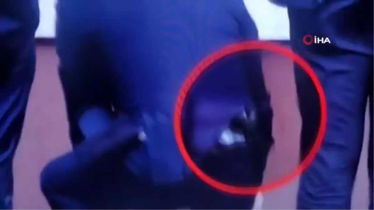 Polonya Adalet Bakanı Ziobro belinde silahla görüntülendi