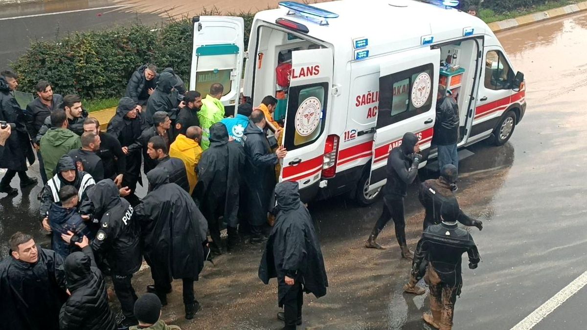 Şanlıurfa'da sel sularının arasında bir kişinin cansız bedenine ulaşıldı