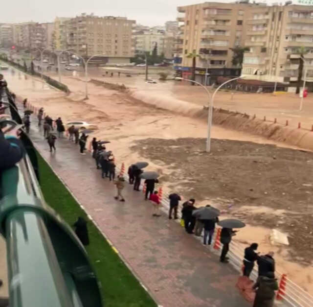 Sel felaketinin boyutu gündüz ortaya çıktı! Tır sulara direnemeyerek yoldan aşağı devrildi Sel felaketinin boyutu gündüz ortaya çıktı! Tır sulara direnemeyerek yoldan aşağı devrildi