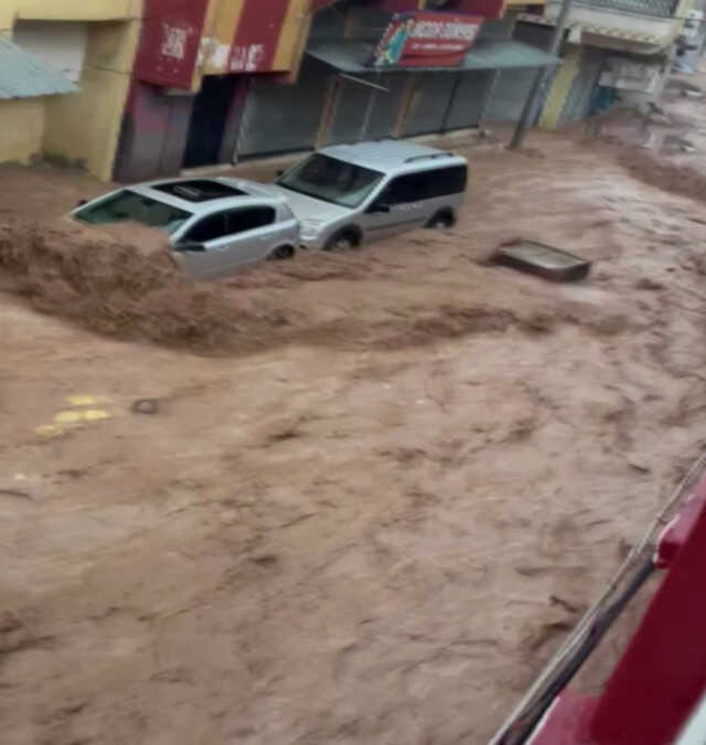 Sel felaketinin boyutu gündüz ortaya çıktı! Tır sulara direnemeyerek yoldan aşağı devrildi Sel felaketinin boyutu gündüz ortaya çıktı! Tır sulara direnemeyerek yoldan aşağı devrildi