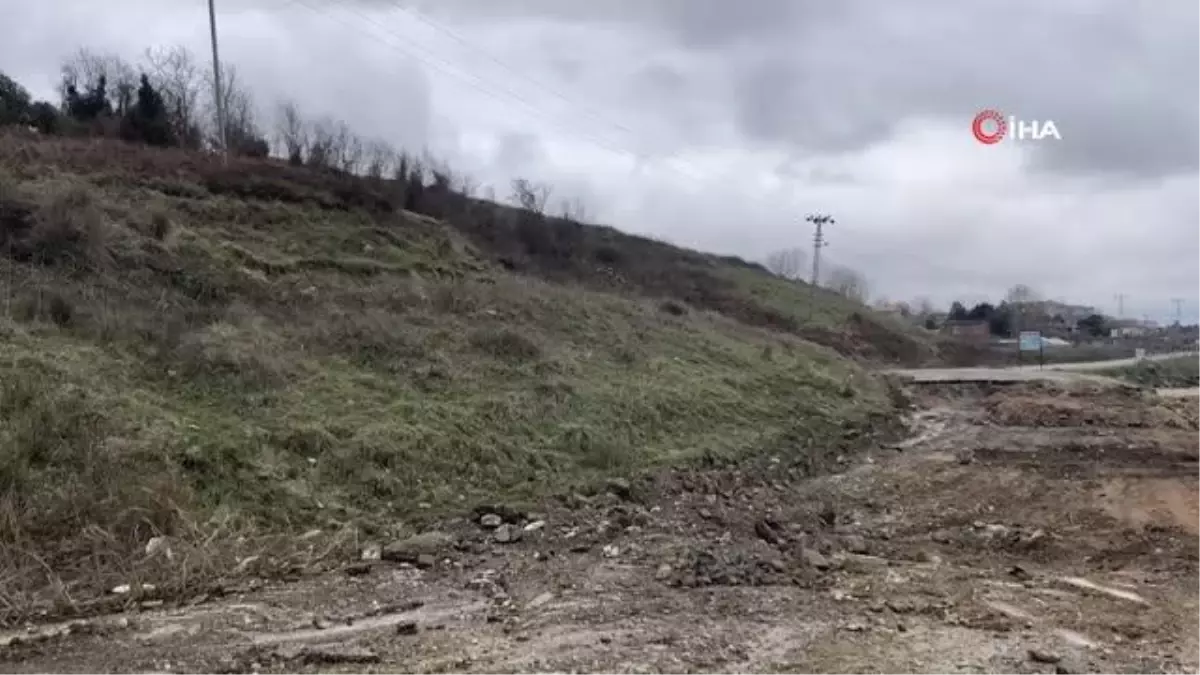 Sinop'ta yer altına taşan su, yolu kaydırdı