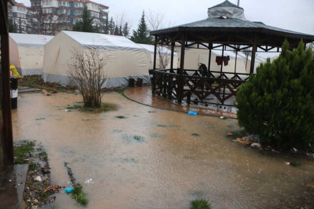 Son Dakika! Adıyaman'da bir bahçedeki konteynerin suya kapılması sonucu 1 kişi hayatını kaybetti, 3 kişi kayboldu Son Dakika! Adıyaman'da bir bahçedeki konteynerin suya kapılması sonucu 1 kişi hayatını kaybetti, 3 kişi kayboldu