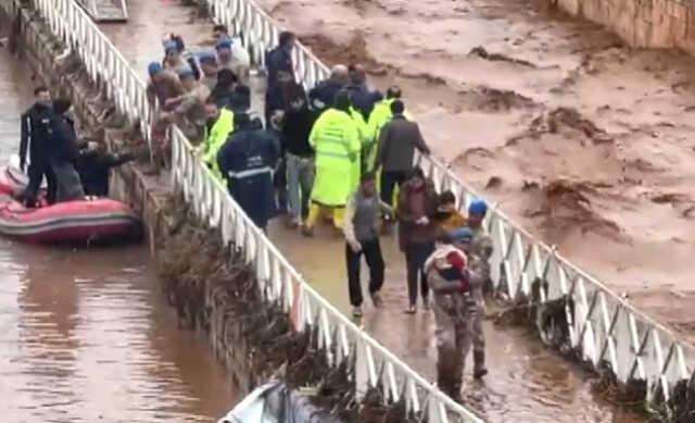 Son Dakika: Bir apartmanın bodrum katında 5 kişinin cansız bedenine ulaşıldı! Sel felaketinde can kaybı 10'a yükseldi
