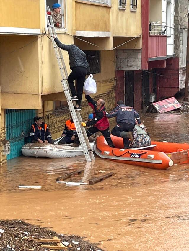 Son Dakika: Bir apartmanın bodrum katında 5 kişinin cansız bedenine ulaşıldı! Sel felaketinde can kaybı 10'a yükseldi