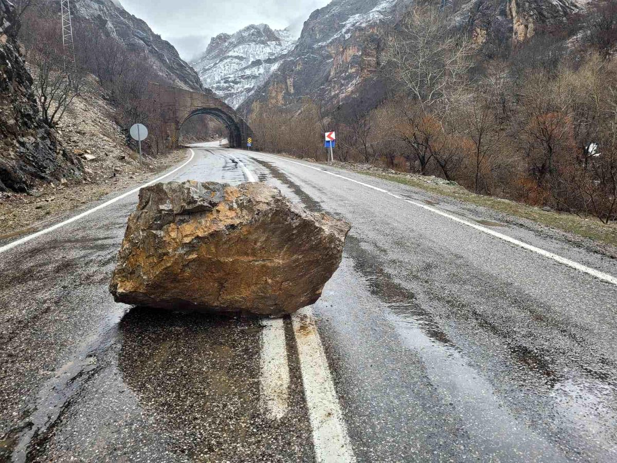 Tunceli\'de sağanak nedeniyle menfezler taştı, yollara kaya parçaları düştü