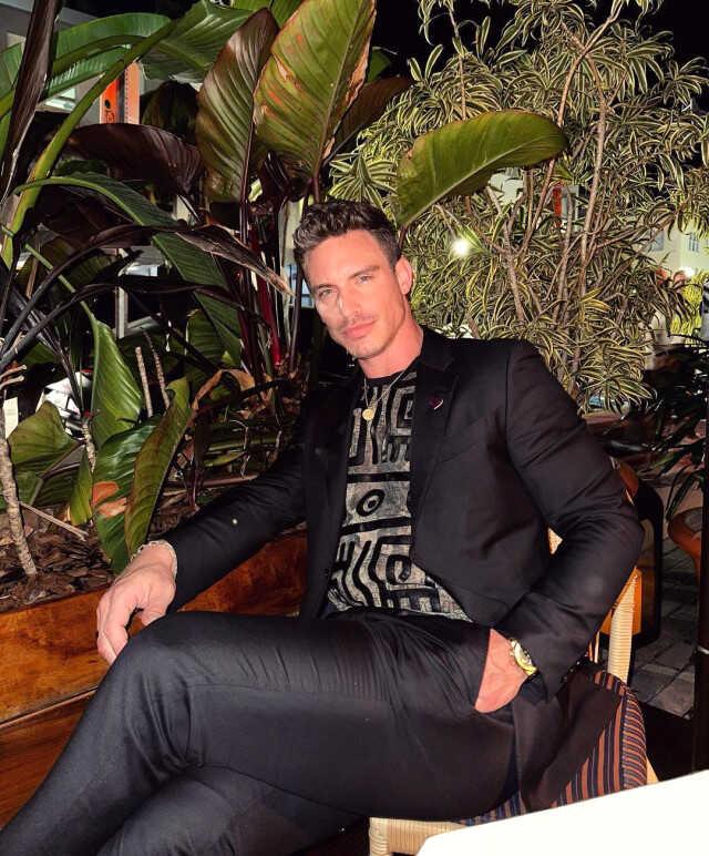 Ünlü model Jeff Thomas dairesinin balkonundan düşerek hayatını kaybetti