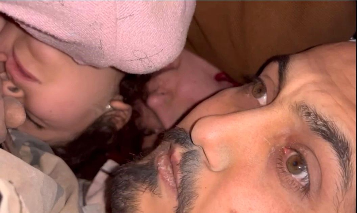 Yaşadıkları kat alt katla birleşti, burunları bile kanamayan aile enkaz altındaki o anlarını kaydetti