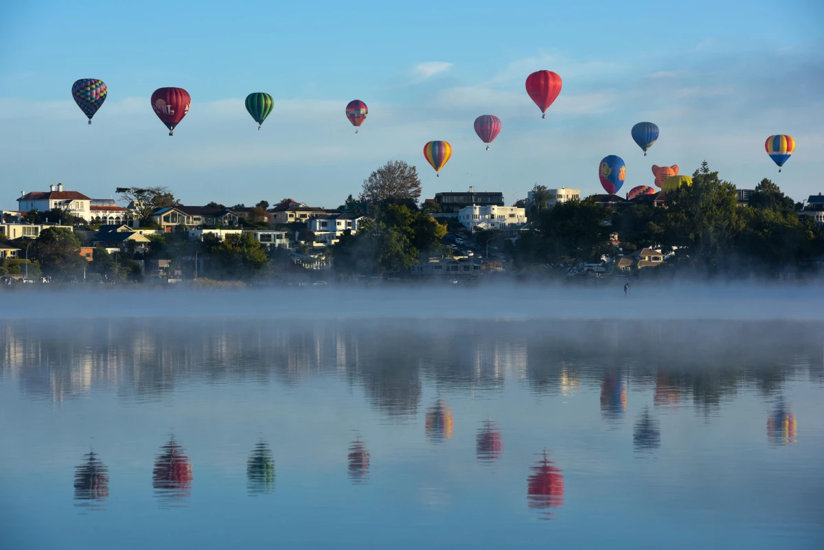 Yeni Zelanda\'da Sıcak Hava Balonu Festivali