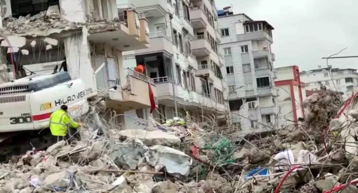 Yıkım ekibinin Türk bayrağı hassasiyeti