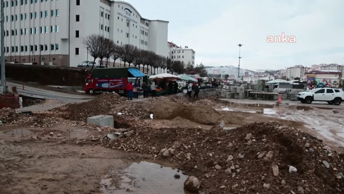 Yozgat\'taki Açık Pazarda Çamur İçinde Tezgah Açmaktan Yakınan Pazar Esnafı: "Kızımı İşe Al, Oğlumu İşe Al Demiyoruz.