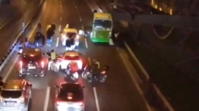 50 km'lik kovalamaca! Pendik'te polisi peşine takan yolcu midibüsü İstanbul'u birbirine kattı